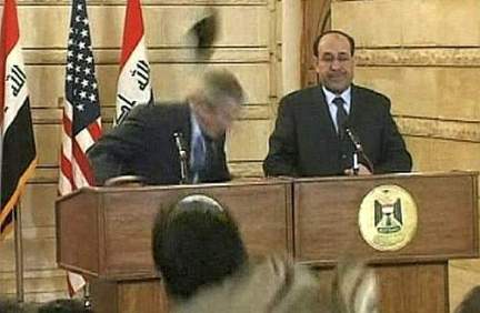 Bush sfugge al lancio della scarpa del giornalista Muntadar al-Zeidi